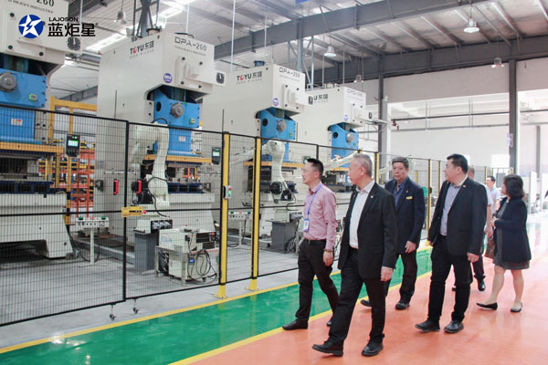 參觀&ldquo;智能智造小鎮&rdquo;