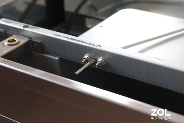 藍(lán)炬星在集成灶關(guān)鍵部位設(shè)置有多個(gè)傳感器