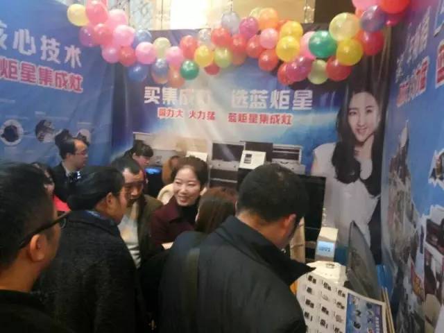 買集成灶選藍炬星