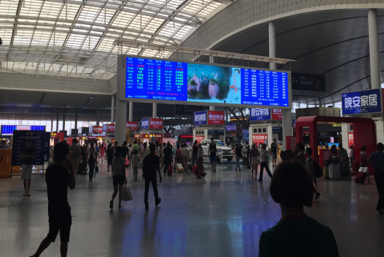 西廣場二樓 候車大廳兩塊LED電子屏