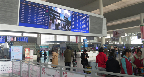 候車大廳北進站口兩塊LED電子屏