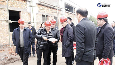 嵊州市委孫哲君書記、金毅副市長、市委辦、開發區、經信局主要負責人一行人到訪藍炬星集成灶智造小鎮調研指導