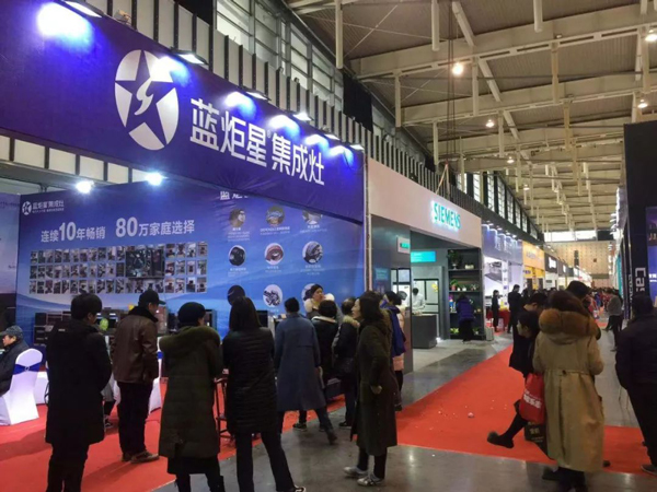 (藍炬星展會現(xiàn)場人頭攢動)