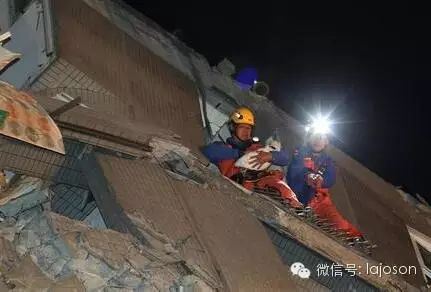 被困大樓，搜救人員進行搜救