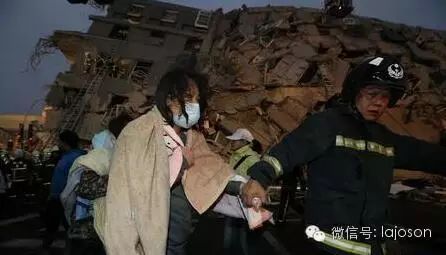 被困大樓，搜救人員進行搜救