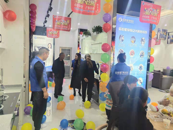 導(dǎo)購(gòu)細(xì)心講解