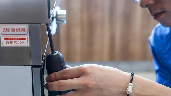 拆掉集成灶機頭連接部分的螺栓