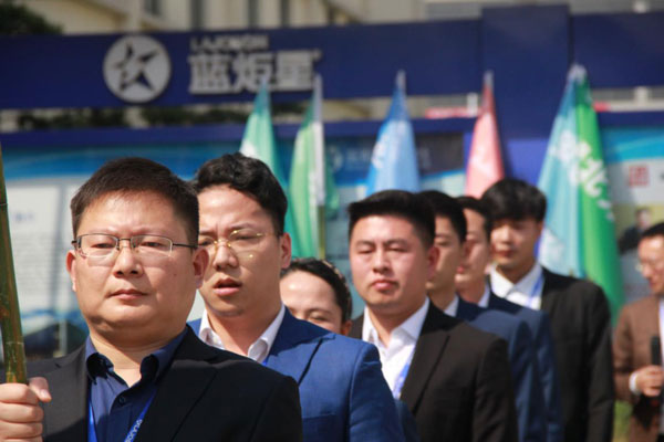 戰(zhàn)旗獵獵，閃耀榮光