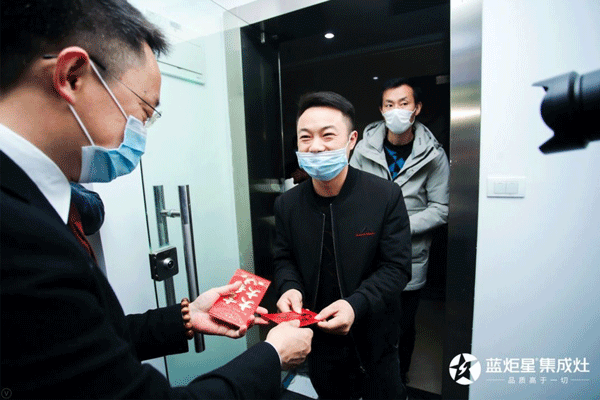 錢(qián)松良董事長(zhǎng)向所有到會(huì)恭賀人員派發(fā)開(kāi)業(yè)利是