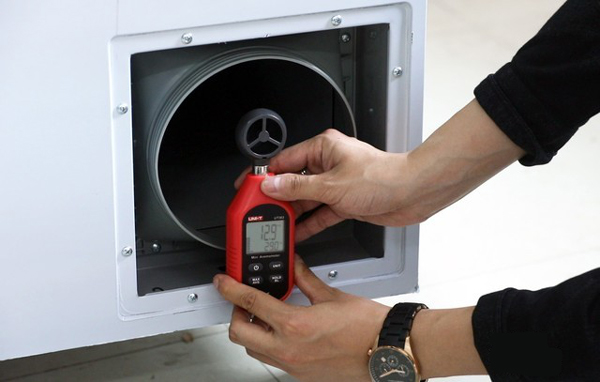 出風口在低檔時風速約為12.9m/s，相當于6級風