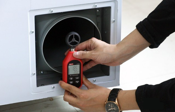 出風口在高檔時風速約為18.5m/s，相當于8級風