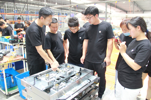 新晉經(jīng)銷商走進(jìn)藍(lán)炬星車間