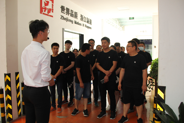 新晉經(jīng)銷商們聚精會神,導(dǎo)師們寓教于樂