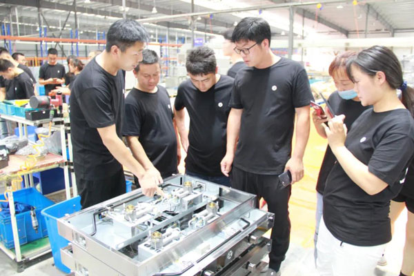 參觀藍(lán)炬星智能工廠生產(chǎn)設(shè)備