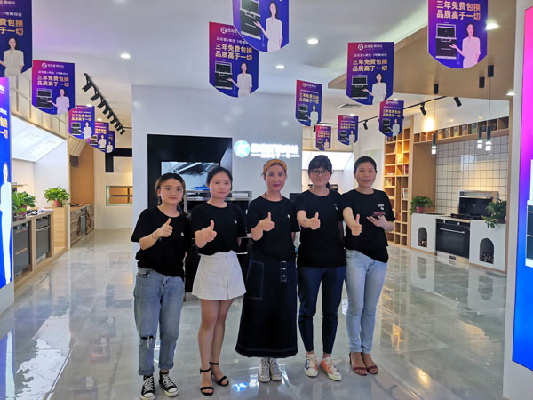 梁芳在綿陽所開的藍(lán)炬星加盟店