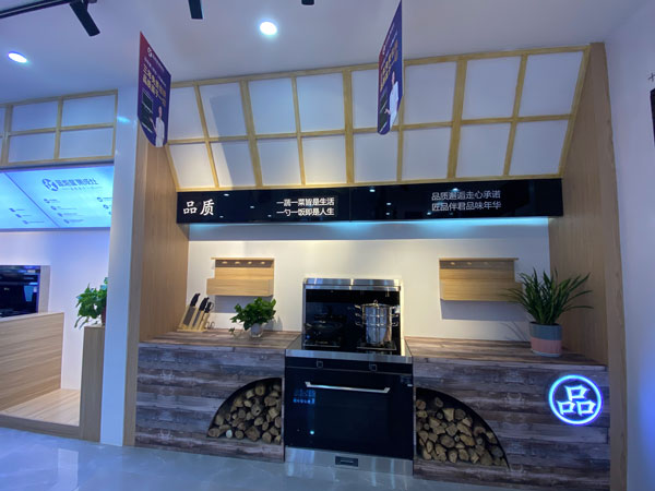 梁芳店內(nèi)涵蓋多款藍(lán)炬星爆品