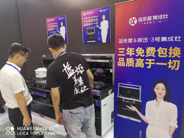 工作人員熱情講解與接待