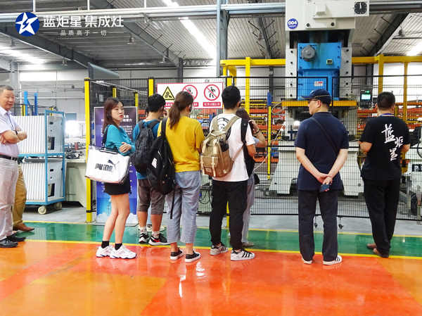 李正衛(wèi)書記一行參觀藍(lán)炬星智能制造生產(chǎn)線