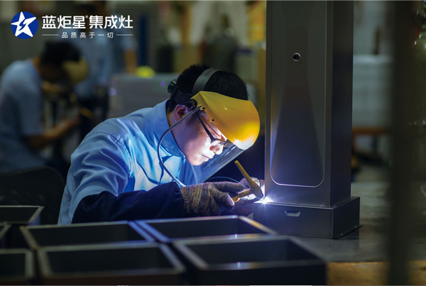 藍炬星集成灶專注高端廚房的研發與制造