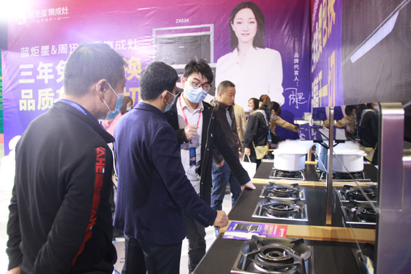 眾多客戶組團參觀了藍炬星展位