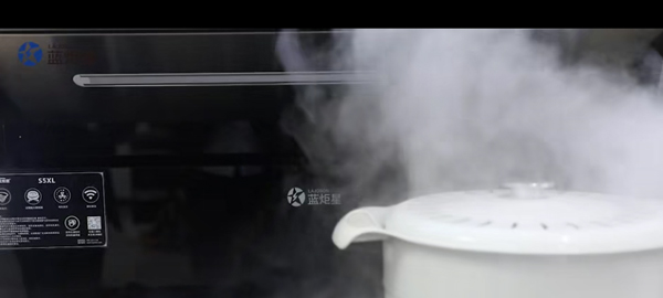 藍(lán)炬星集成灶大吸力解決廚房油煙問(wèn)題