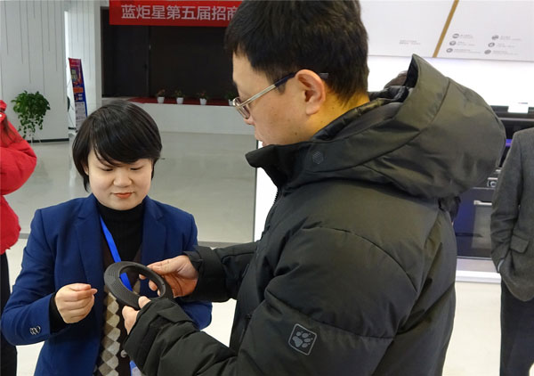 藍炬星培訓部王釵向領導們介紹藍炬星集成灶產品