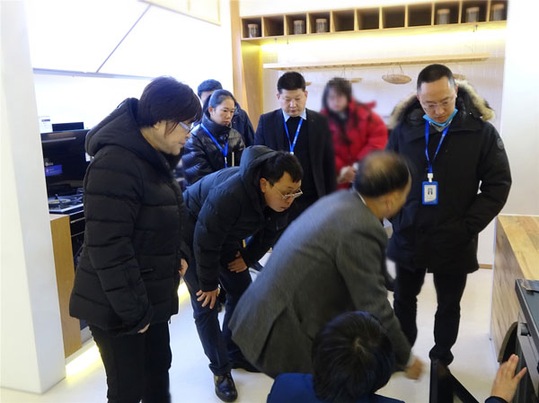 藍炬星培訓部王釵向領導們介紹藍炬星集成灶產品