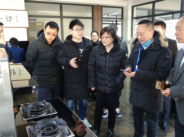 藍炬星市場中心馮總監為協會領導們介紹了即將隆重上市的藍炬星AIOT智能集成灶