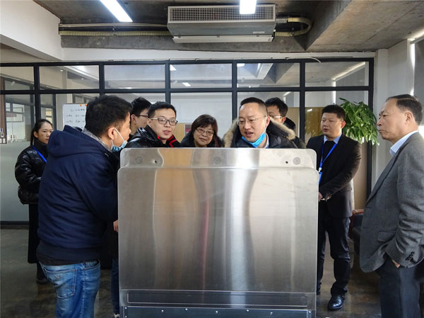 藍炬星市場中心馮總監為協會領導們介紹了即將隆重上市的藍炬星AIOT智能集成灶