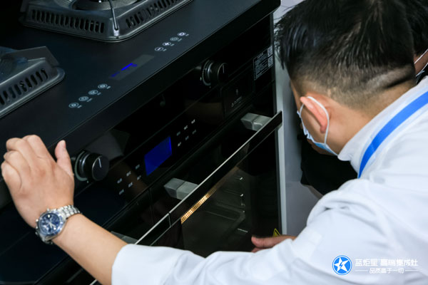 黃君先生現場使用藍炬星AIoT智能集成灶