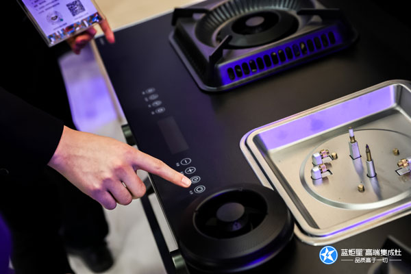參戰人員試用藍炬星AIoT高端集成灶
