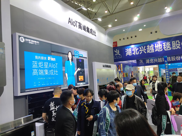 現(xiàn)場演示藍炬星AIoT高端集成灶