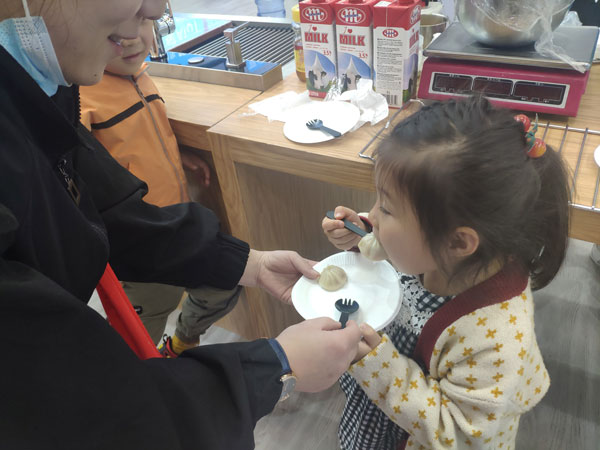 展會現(xiàn)場藍(lán)炬星為參展者準(zhǔn)備到訪小禮品