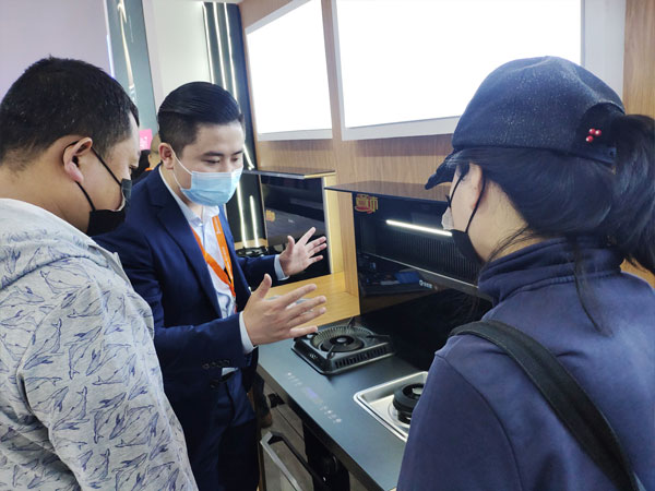 現場對藍炬星AIoT高端集成灶進行講解