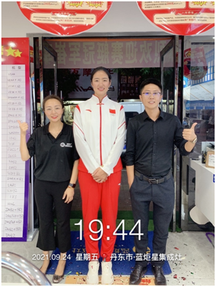 藍炬星集成灶，冠軍之選！東港奧運賽艇冠軍崔曉桐烹飪“神器”新選擇