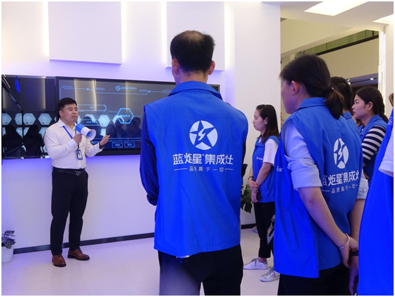 加入藍(lán)炬星集成灶加盟，選擇一份可持續(xù)掙錢的事業(yè)！